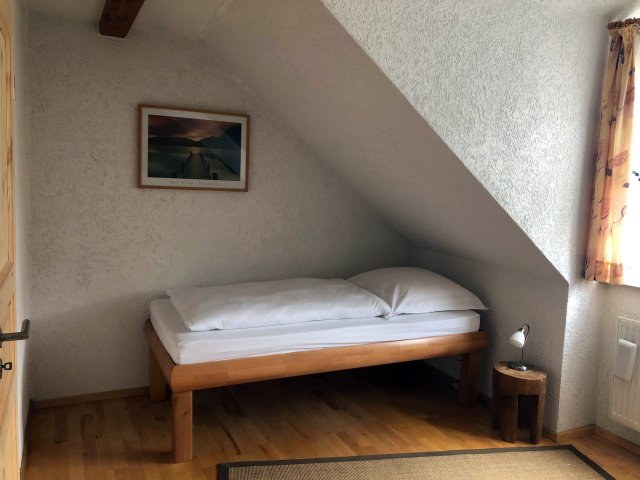 Schlafzimmer 2 links